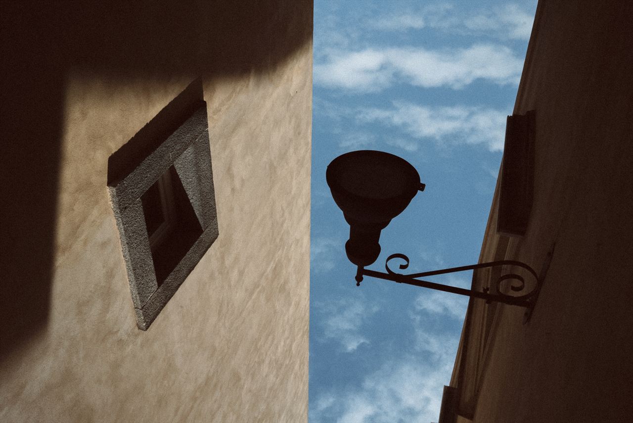 Un taglio di cielo fra due pareti e una lampada